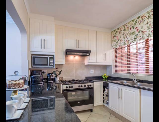 4 BEDROOM TOWNHOUSE TO LET IN HILLCREST CENTRAL